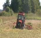 Przegrabianie siana.