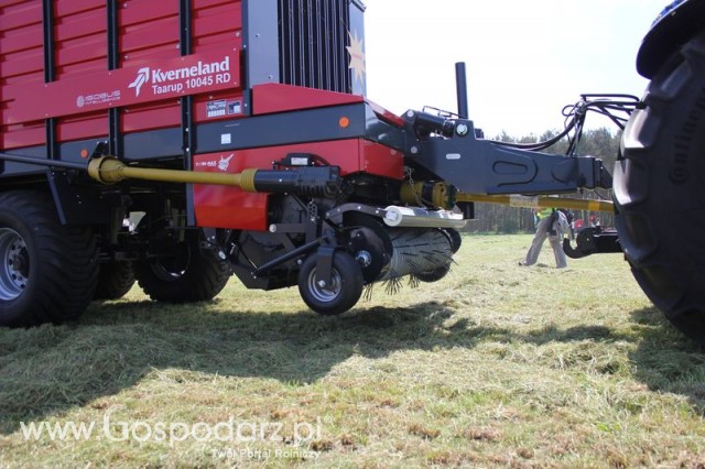 Przeczepa samozbierająca Kverneland Taarup 10045 RD + New Holland T7030