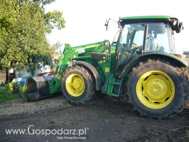 John Deere 5080 R w akcji ziemia