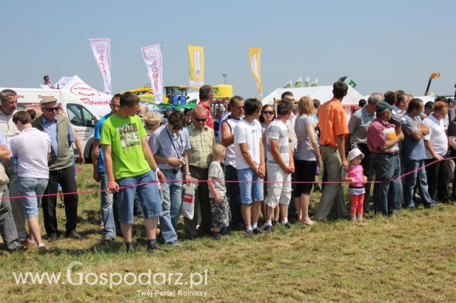 Widownia pokazu maszyn 21-22 Maj Kąkolewo