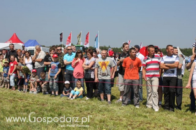 Widownia pokazu maszyn 21-22 Maj Kąkolewo