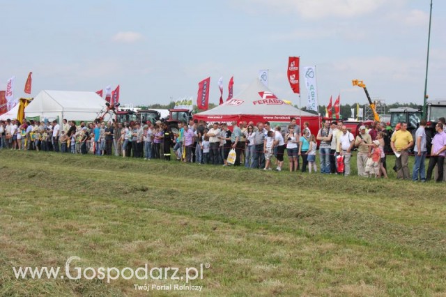 Widownia pokazu maszyn 21-22 Maj Kąkolewo