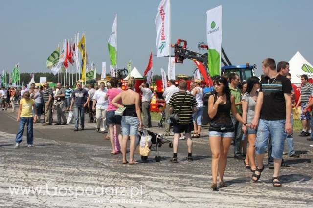 Widownia pokazu maszyn 21-22 Maj Kąkolewo