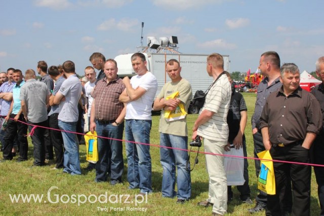 Widownia pokazu maszyn 21-22 Maj Kąkolewo