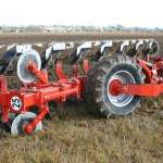 Pługi obracalne półzawieszane na jednym kole SPMFW9 (vario)