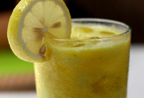 Polacy piją coraz mniej wódki – wolą koniaki i drinki