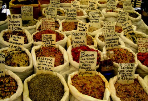 Miłośnicy straganów przenoszą się do marketów