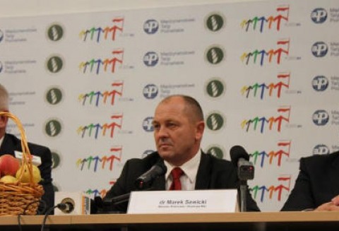 Minister Marek Sawicki walczy o cofnięcie decyzji KE o obniżeniu wsparcia dla wstępnie uznanych grup producentów owoców i warzyw
