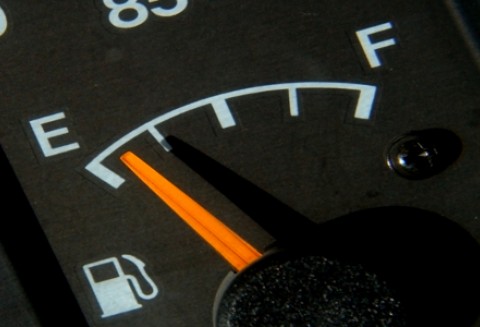 Ropa naftowa tanieje, ale na jak długo?