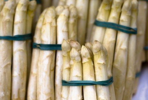 W tym sezonie szparagi będą dużo tańsze niż rok temu